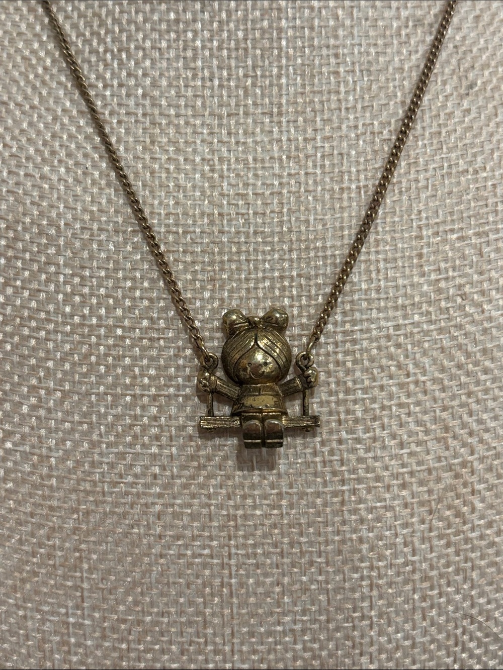 Vintage 1970s Avon Swing Sweetly Necklace